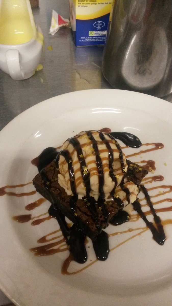 louisecoates95's tweet photo. Today xmas pride and guest orders from the festive menu @WeAreSUGM @JNicholson82 @Jimbentley10 @philatwhitbread @SpencerGraydon @line_monkey https://t.co/uGuW3xHl6M