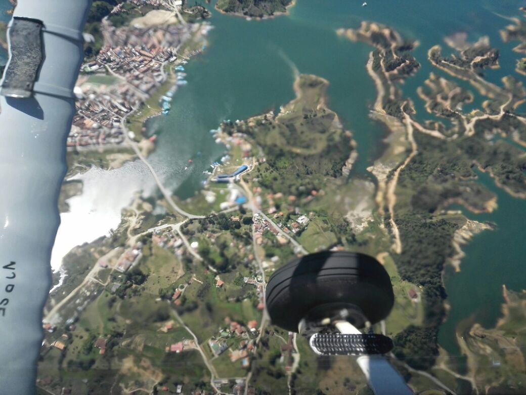Franciscoh99's tweet photo. La naturaleza, creación divina.
Así ve el embalse de Guatapé, Antioquia desde el aire.Foto: @FuerzaAereaCol
#YoReportoIdeam
@IDEAMColombia https://t.co/4ZgI2XiQZQ
