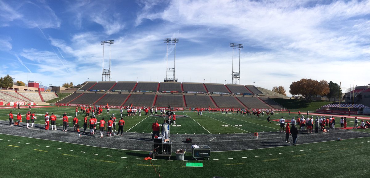 UNMLoboFB's tweet photo. This is how we spend Thanksgiving as a family! #GoLobos @UNMLOBOS #happythanksgiving https://t.co/MTvRkUVZlP