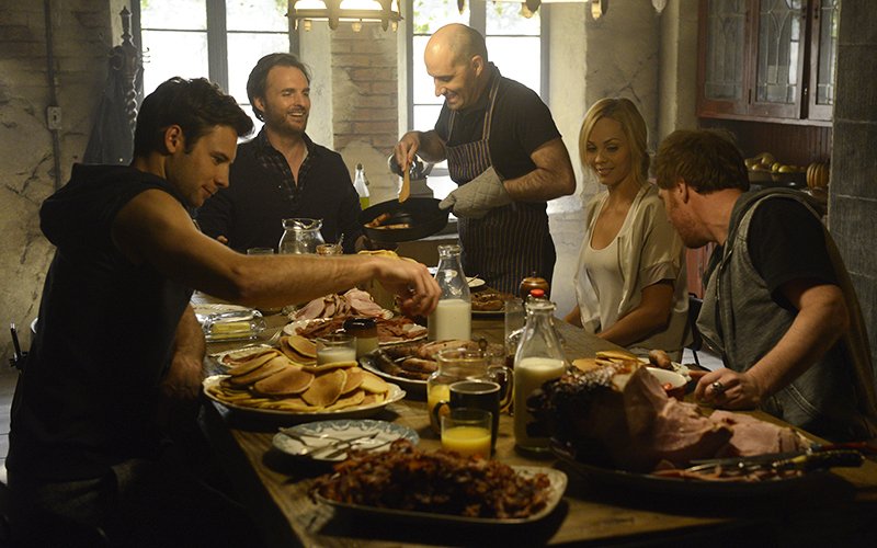 eOne_TV's tweet photo. Happy Thanksgiving from our Pack to yours! #Bitten 🦃🍂🐺🍗🌽🍻 https://t.co/Ed1vthXlPl