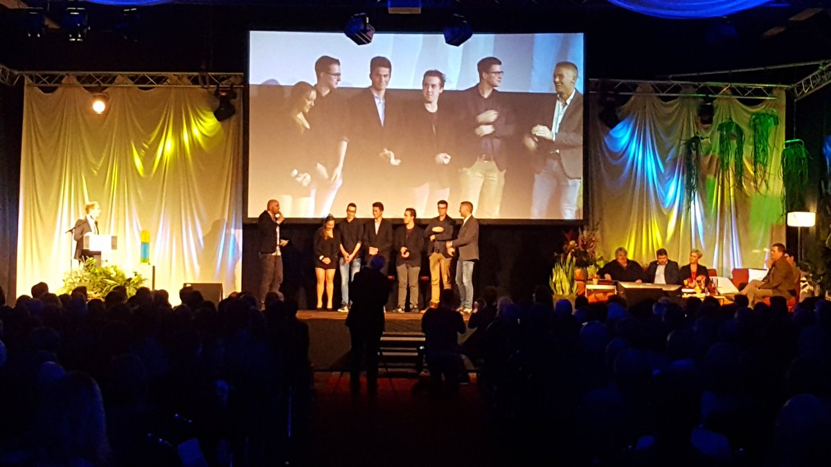 Ondernemerprijs's tweet photo. Uitreiking Junior Ondernemersprijs aan de leerlingen @CITAVERDE Horst en begeleider Marc Wijnhoven door jurylid @Eric_van_Kempen. #ohm16 https://t.co/dppQhq1RLk