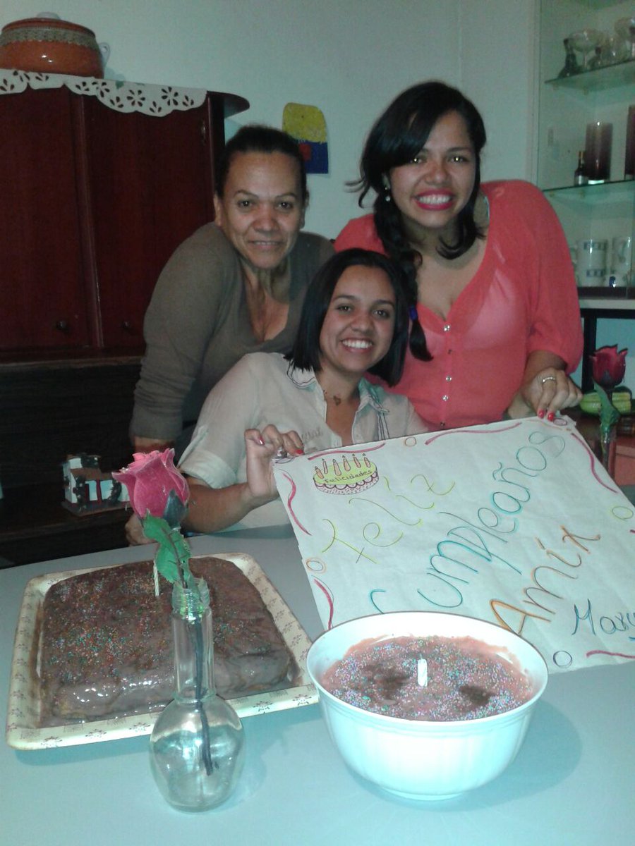 anyelim23's tweet photo. En el día de mi cumple, gracias familia los Amo..! @maryeroald https://t.co/Wnm7r1Xe0V