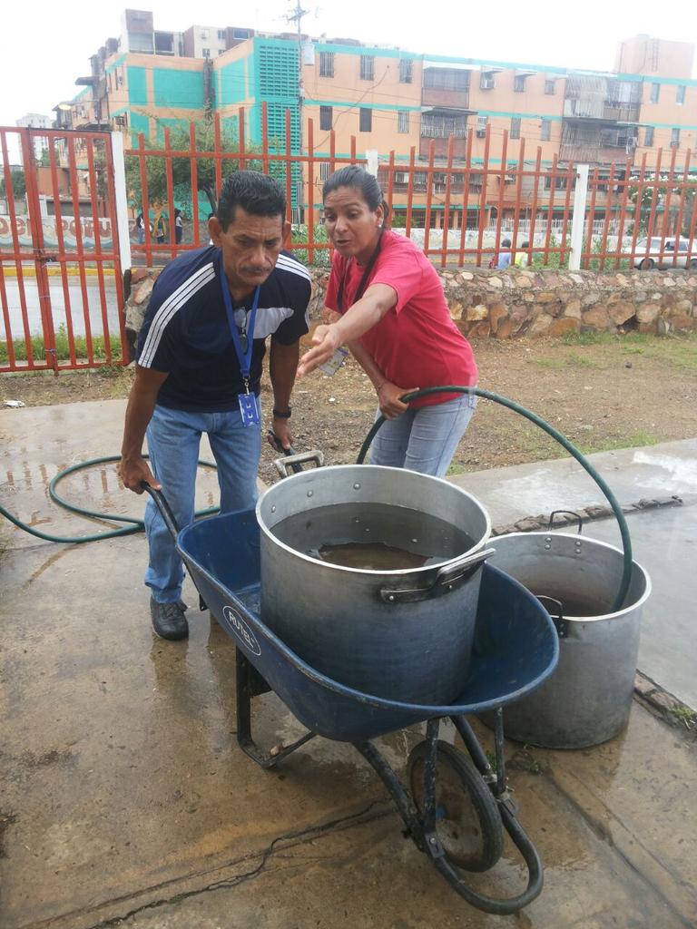 Geamarabilis's tweet photo. Cargando agua para q los niños Sanabrieños vean clases mañana. Gracias a los Bomberos Municipales. https://t.co/rjUEMrVWB9