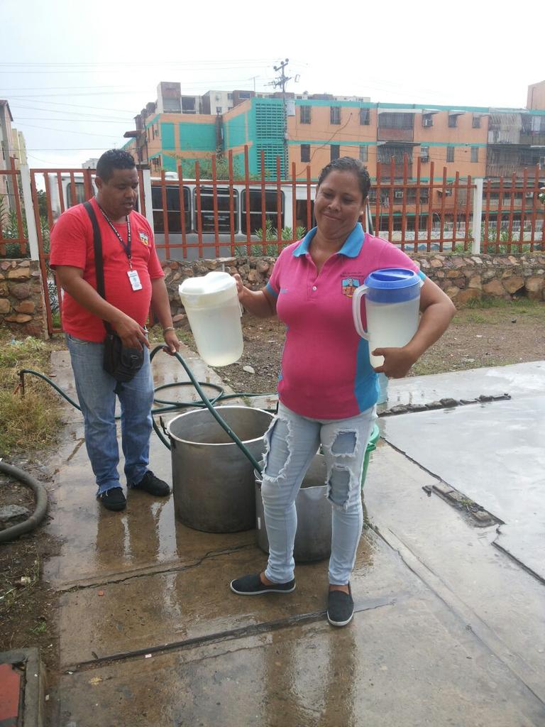Geamarabilis's tweet photo. Cargando agua para q los niños Sanabrieños vean clases mañana. Gracias a los Bomberos Municipales. https://t.co/rjUEMrVWB9