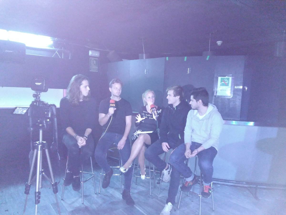Divertida entrevista al grupo <a href="/DHIoficial/">DHI</a> de la mano de  <a href="/mixteensvh/">MixTeen</a> <a href="/sandrasabcn/">Sandra Sánchez</a> en la sala <a href="/salabecoolbcn/">Sala BeCool</a>