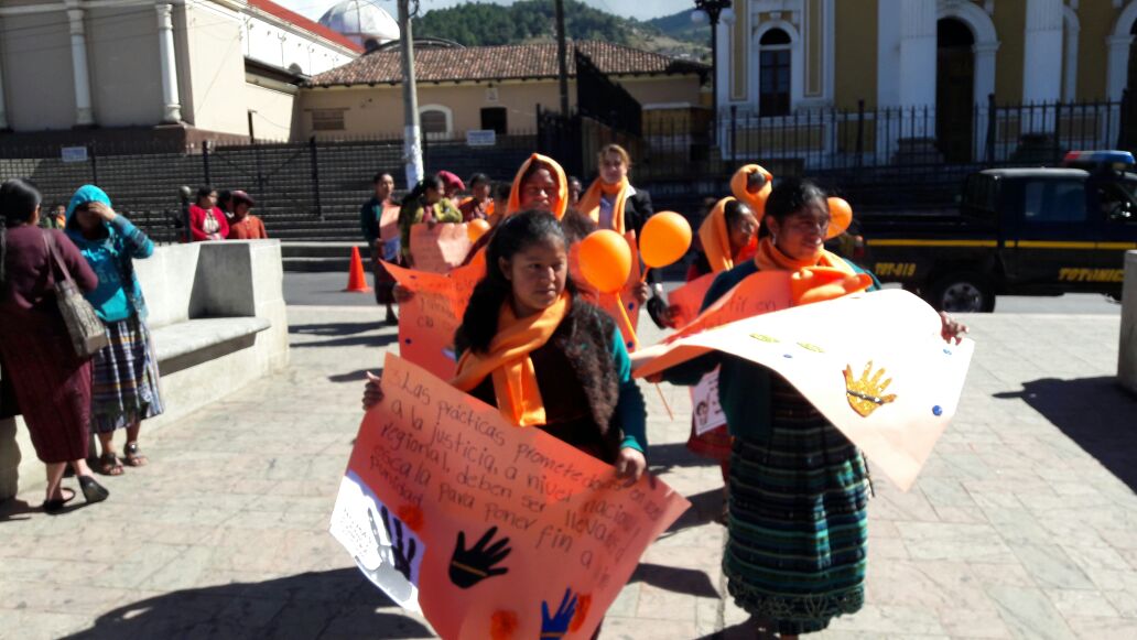 VNUGuatemala's tweet photo. Yaindy y María Isabel, Voluntarias ONU, caminaron hoy junto a la DEMI para concientizar sobre la violencia contra la mujer. #Únete #UNVLAC https://t.co/TH0PhdUjW6