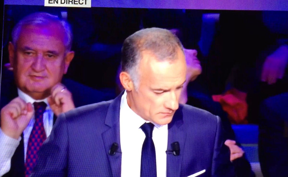 msoliveres's tweet photo. Je crois que @jpraffarin tente de jeter un sort à @FrancoisFillon ! #PrimaireLeDebat https://t.co/30OEwu2qI1