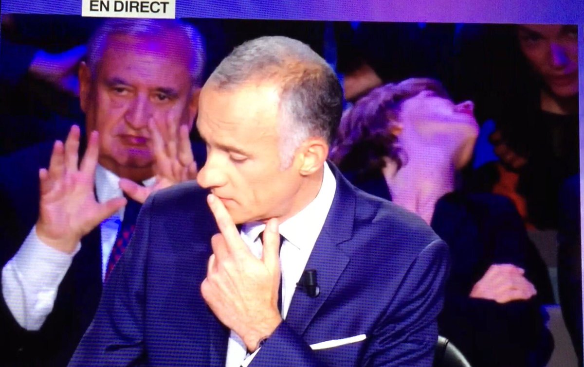 msoliveres's tweet photo. Je crois que @jpraffarin tente de jeter un sort à @FrancoisFillon ! #PrimaireLeDebat https://t.co/30OEwu2qI1