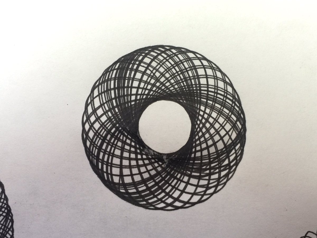 UntalToneo's tweet image. Me regalaron un #espirografo 😍