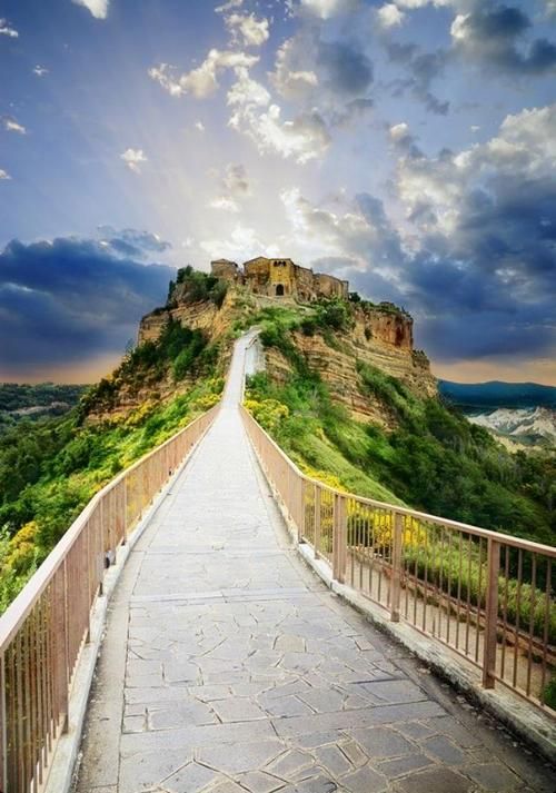 KeyriousCo's tweet photo. The most precarious city in the world? Civita di Bagnoregio, #Italy #crazy #travel #keyrious #secretcity https://t.co/0Y6gcc563C
