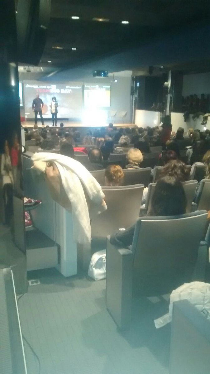 BurgosSmart's tweet photo. Educar a través de la emoción &amp; mejor bibliotecas que gimnasios #TeamingDay cerebro consume 25% de la #energía metabólica del cuerpo humano! https://t.co/7oPGl8E9GH