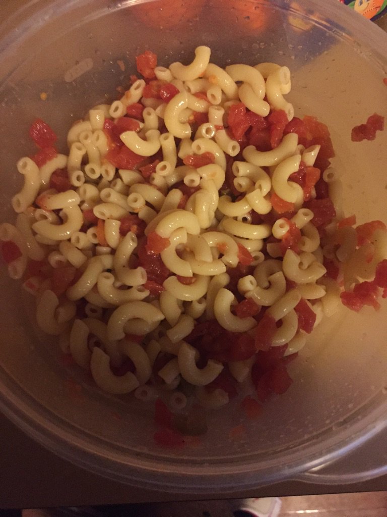 mamamathis5's tweet photo. Extra macaroni means macaroni and tomatoes for the weekend!!! #winning #flyhighkate https://t.co/GoeEAgsUsi