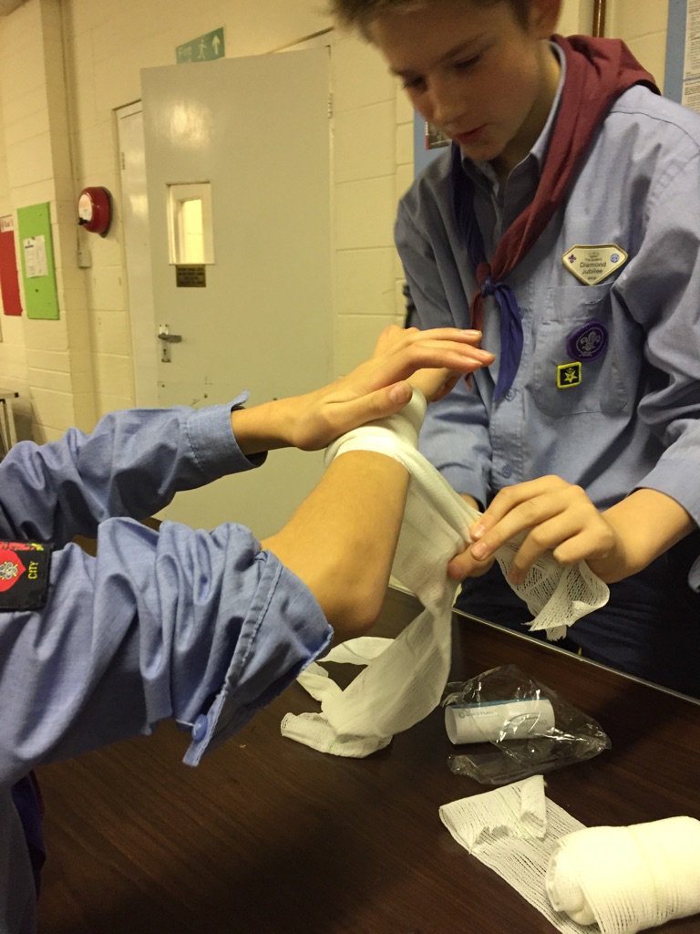 25thSoton's tweet photo. Tonight's #scout skill #firstaid. https://t.co/63GtJE3xiG