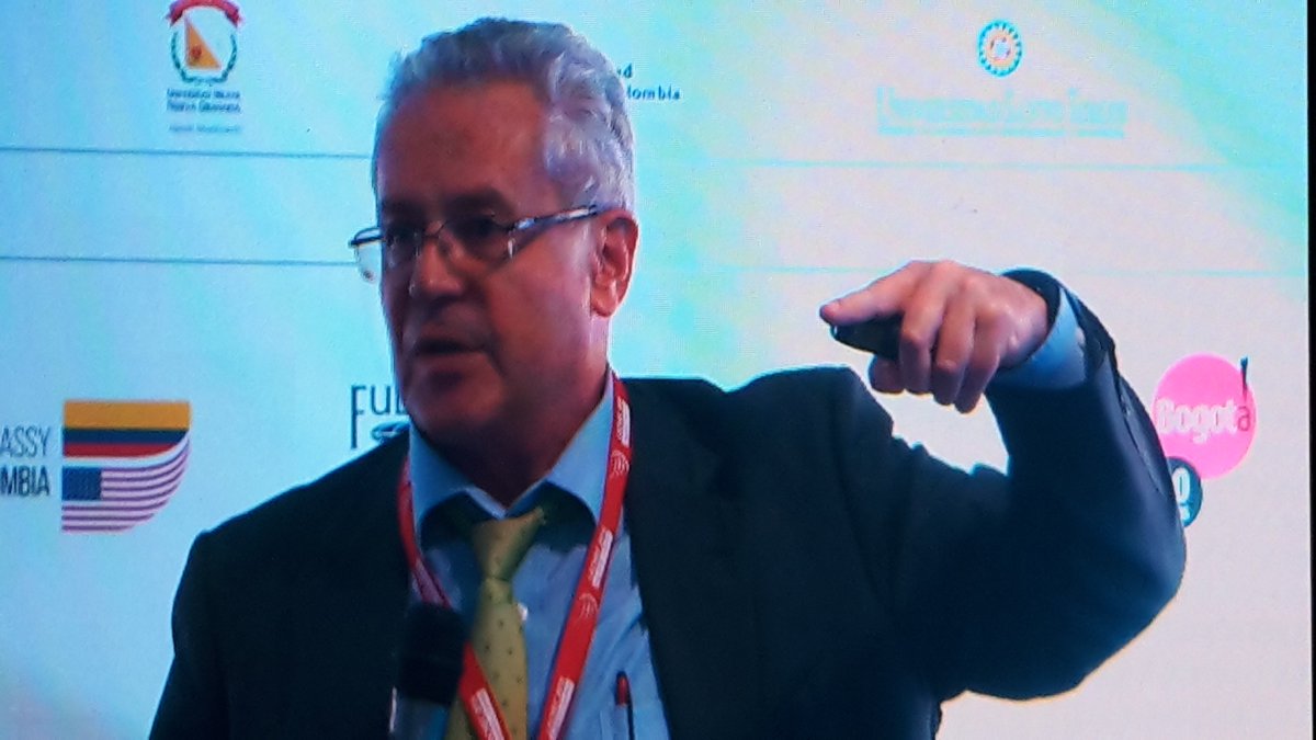 UniversidadEan's tweet photo. Aunque el estado nos recorte recursos debemos salir a la calle a buscar financiación: Ramiro Jordán. #LACHEC2016 https://t.co/Dh3Snmsx0Z