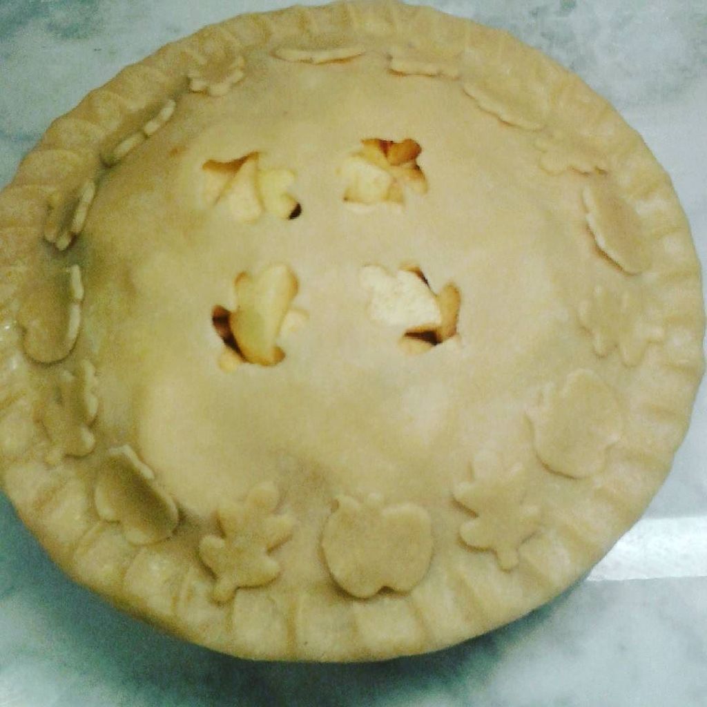 jamieywatkins's tweet photo. Pie is ready for the oven! This was definitely my best crust yet! #applepie #happythanksgi… https://t.co/qjvfEagUoo https://t.co/vqAHOW5Q5g