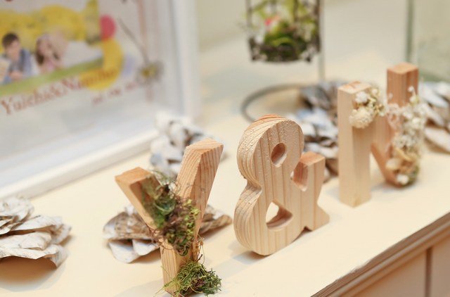 ハナコレニュース على تويتر 新郎新婦のイニシャルに関する装飾は結婚式でも定番 その中でもイニシャルウッドは Diyの材料の入手のしやすさや 素材の扱い方の手軽さから 特に人気です シンプルにそのまま飾ったり 好きな色を塗った T Co Nvk2cdiyld