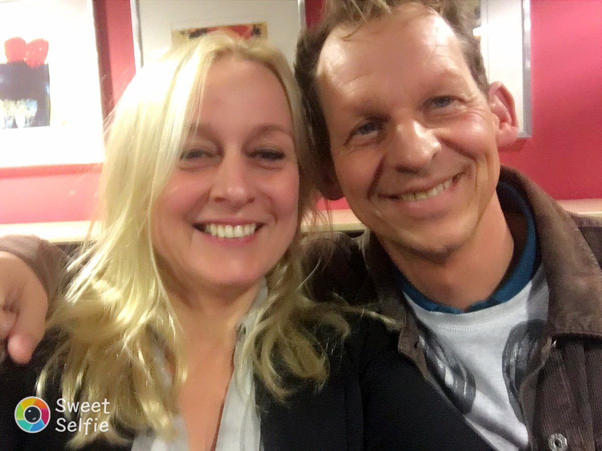 Natalia1970's tweet photo. @JoepOnderdelndn in THE house @demolenberg #absoluut niet zaaaaai #postbodeSiemen #Taart #superleuk https://t.co/ncA60xpg9F