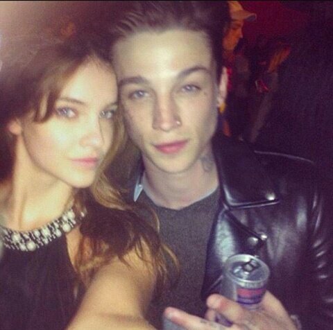 lvcifergdr's tweet photo. ⠀⠀⠀'Cause girl you're amazing    
                  just the way
                      you are.

⠀⠀⠀Best friend.🌹 https://t.co/dTov07bD9F