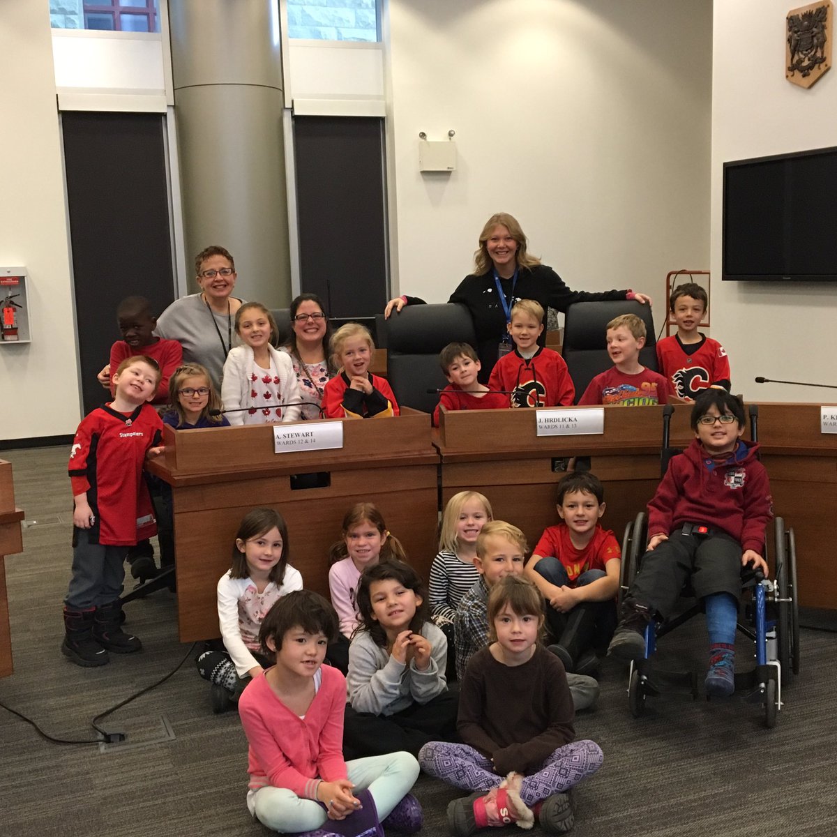 curiousFCS1s's tweet image. Thank you @StewartYYC for sharing your story with us today. We loved hearing about your frog Pebbles/Sandy. @yycCCOM @tbhubbard1 #2school