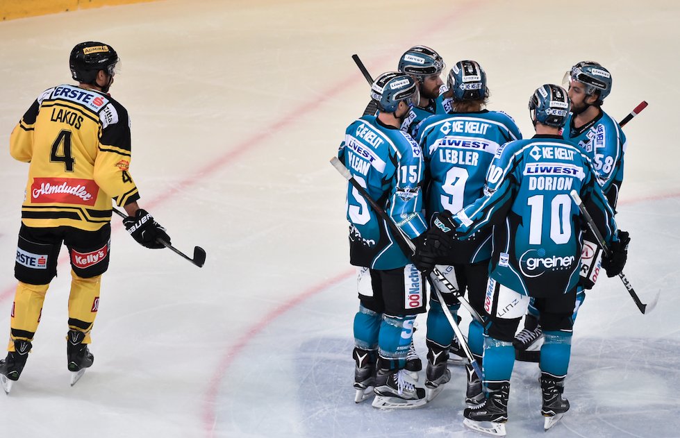 SkySportAustria's tweet photo. Die @BlackWingsLinz siegen bei den @viennacapitals und übernehmen die Tabellenführung! Spielbericht:https://t.co/96TTQGmWaI #SkyEBEL #VICEHL https://t.co/AzNesL3vW5