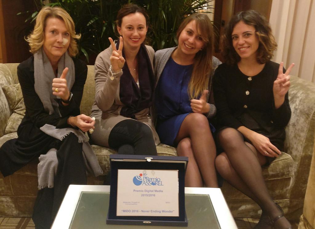 Mailander_RD's tweet photo. Le digital angels di Mailander con il 19° #premioassorel ai digital media con la campagna di @MIDOExhibition #mido2016 @Assorel https://t.co/oIbJqaY0X6