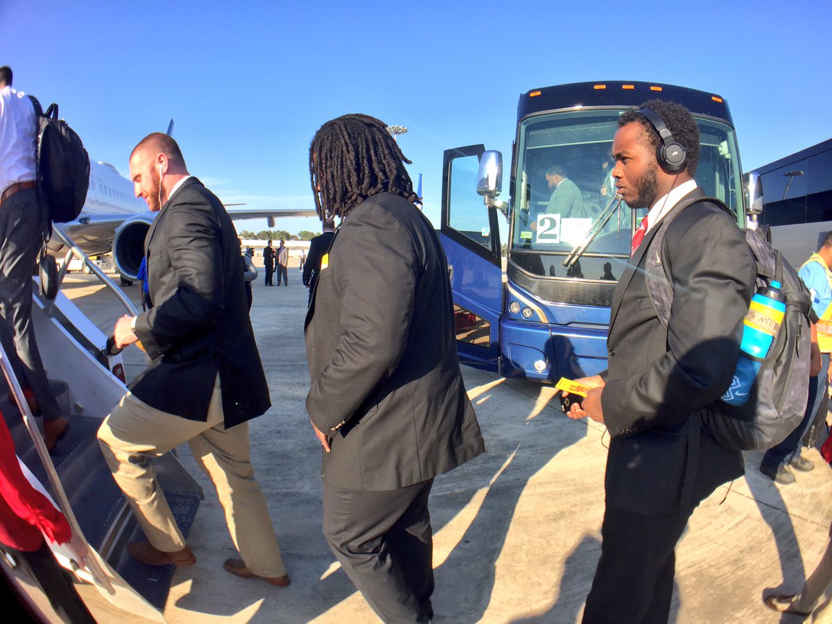 UHCougarFB's tweet photo. Thanks to our friends @united for our ride to Memphis #HTownTakeover https://t.co/K6HCwArFIs