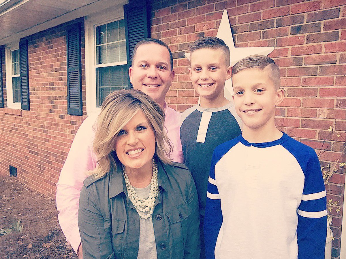 nicolebaynes's tweet photo. Happy Thanksgiving from the Baynes Bunch 🦃🙌🏼🦃 https://t.co/FsNMCcOkdy