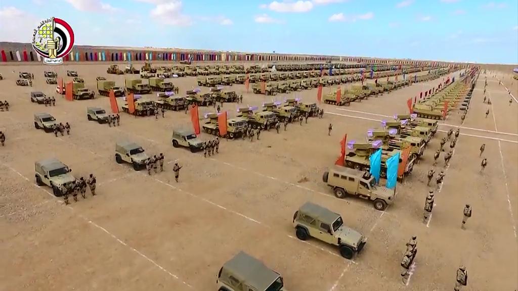 الجيش المصري ينفذ إحدى أكبر مناوراته الاستراتيجية العسكرية بالمنطقة الغربية CyDuVzVWIAUo0OZ