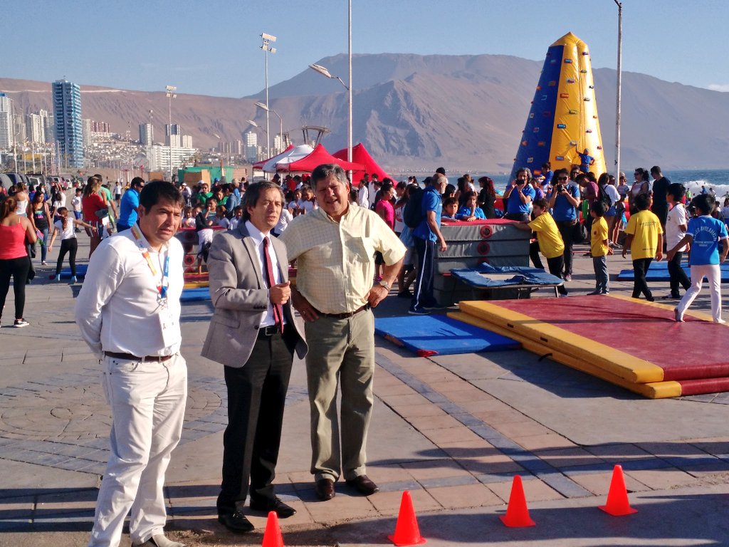 MindepTarapaca's tweet photo. Director Nacional IND @Jc_cabezas encabeza evento de cierre de talleres #EDI2016 en Tarapacá en Playa Brava de Iquique @MindepChile https://t.co/LP4zSeINrF