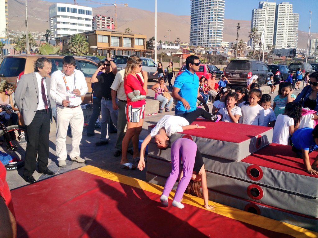 MindepTarapaca's tweet photo. Director Nacional IND @Jc_cabezas encabeza evento de cierre de talleres #EDI2016 en Tarapacá en Playa Brava de Iquique @MindepChile https://t.co/LP4zSeINrF