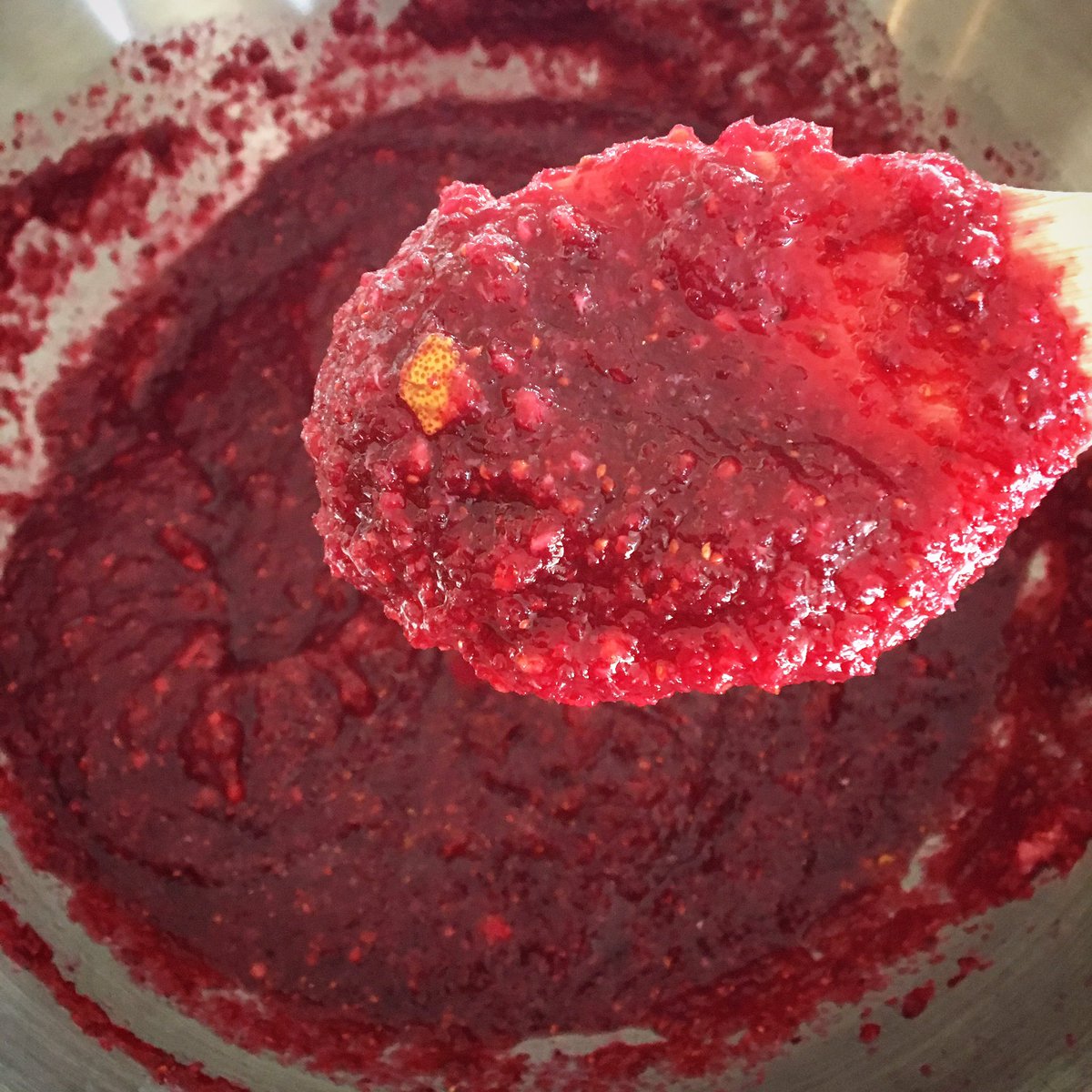 SpaExplorer's tweet photo. Holiday cooking and fine tuning recipes for my spa lifestyle cookbook. #rawfood #honey #spafood https://t.co/fhmk3pvXp5