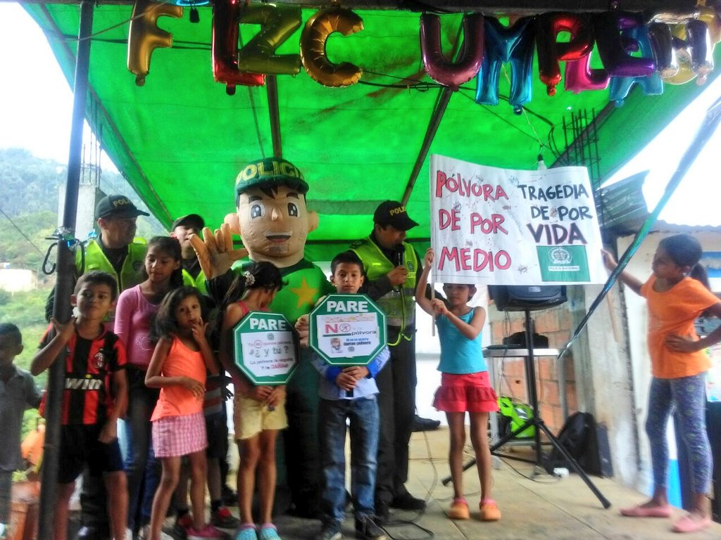 PoliciaBmanga's tweet photo. #GrupoPrevención realiza actividades lúdicas y recreativas, relacionadas con la prevención al uso de la pólvora en el sector de #Asomiflor https://t.co/Q0MCGd5jKD