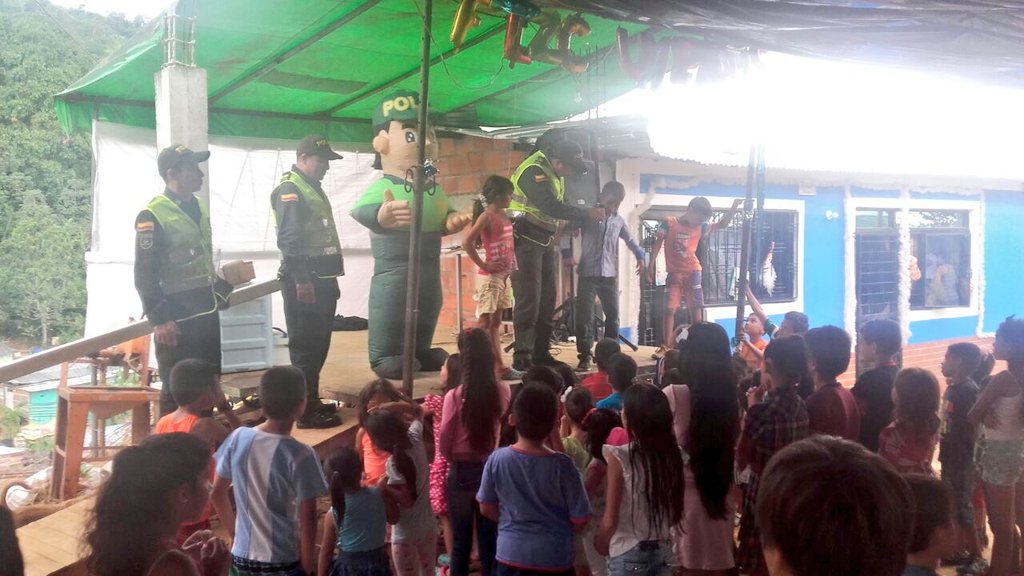 PoliciaBmanga's tweet photo. #GrupoPrevención realiza actividades lúdicas y recreativas, relacionadas con la prevención al uso de la pólvora en el sector de #Asomiflor https://t.co/Q0MCGd5jKD