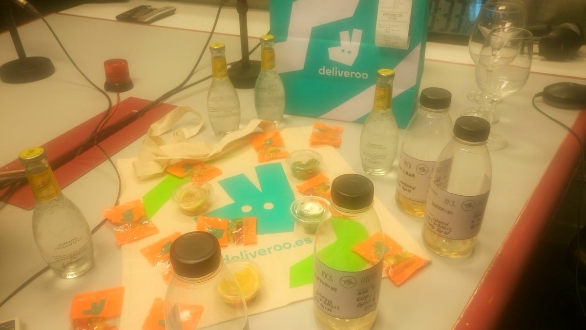 lahorainandout's tweet photo. @lahorainandout @Deliveroo_ES distribuidor de #comidadeCalidad a domicilio nos han traido #gintonic con #todolujo de detalles #foodie #luxe https://t.co/3MeYEAkrgY