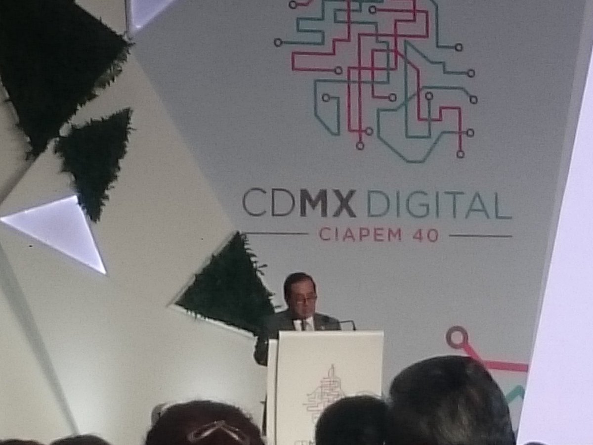 CDMXDigital_'s tweet photo. El titular de @OficialiaCDMX agradece a los 54 ponentes y 45 empresas que estuvieron presentes en #CIAPEM40 #CDMXDigital https://t.co/2BBKcVJi7z