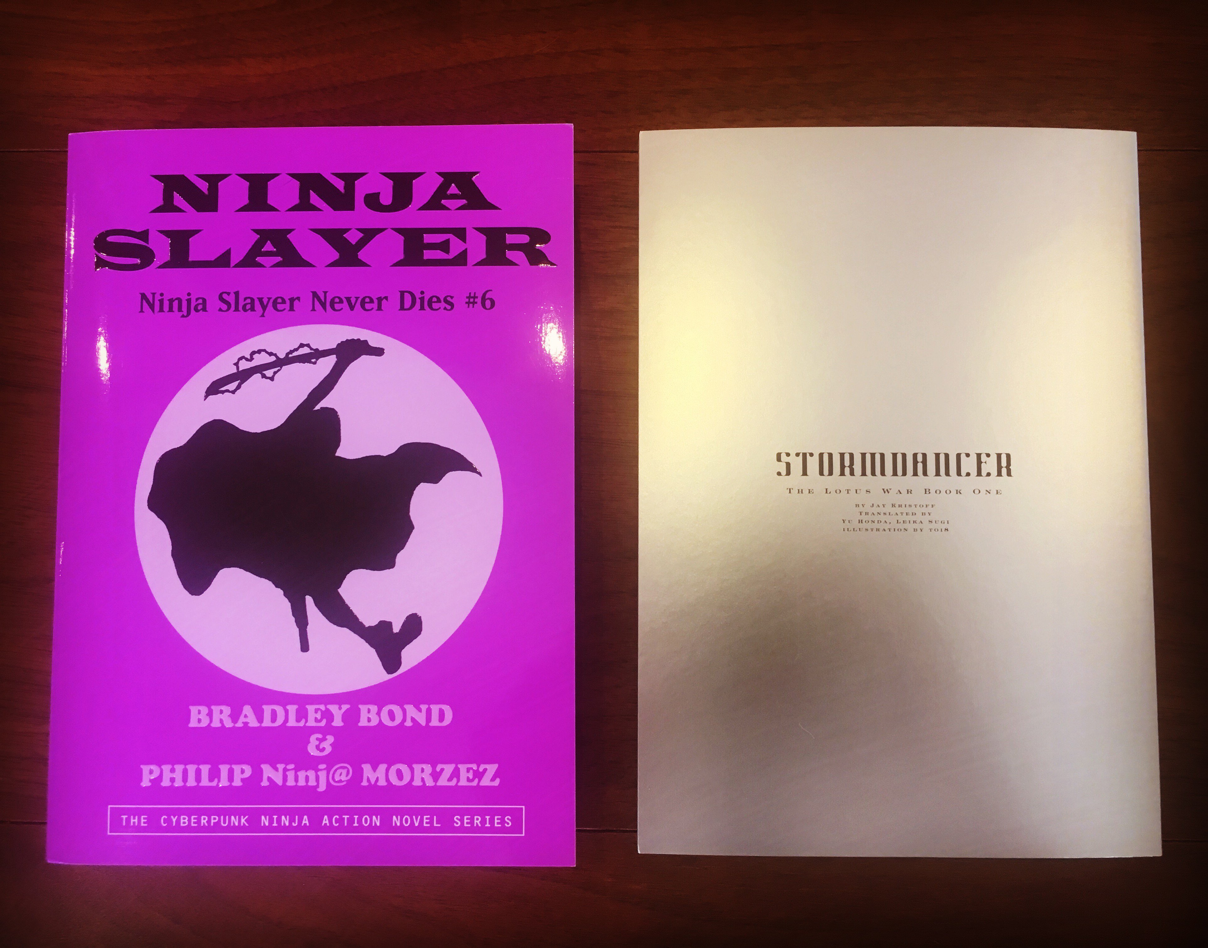 ニンジャスレイヤー Ninja Slayer 新刊の見本誌が届きました シリーズ累計１５０万部突破 ニンジャスレイヤー最新刊 リフォージング ザ ヘイトレッド 新シリーズ 和風スチームパンクの傑作 ロータス戦記 ストームダンサー 上 ２０１６年