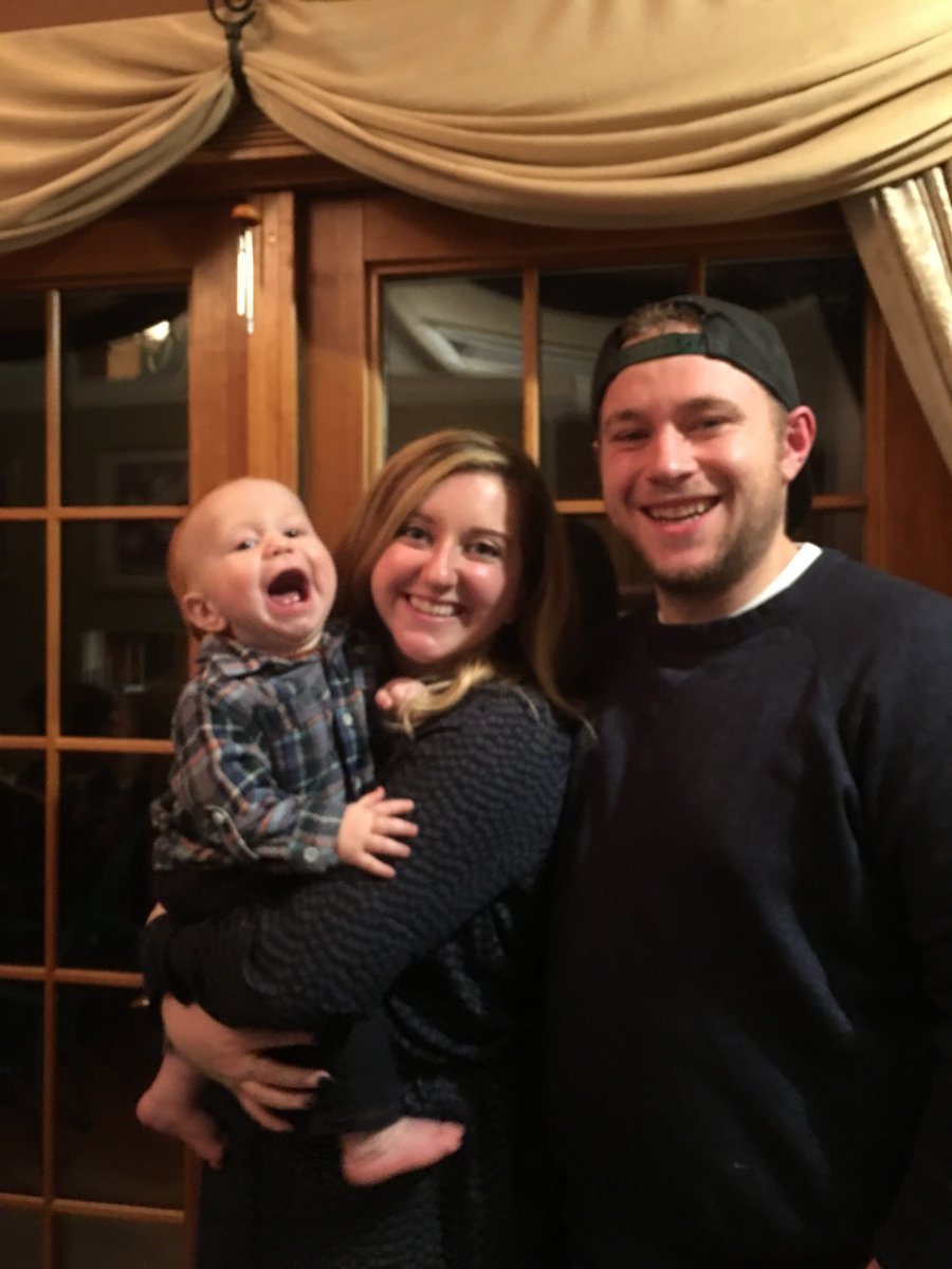 dallasbourdo_'s tweet photo. the emotinal rollercoaster you go thru when you see all the food on thanksgiving, eat so much you hate yourself, but then see all the pies,😋 https://t.co/dwOI1FlAs5
