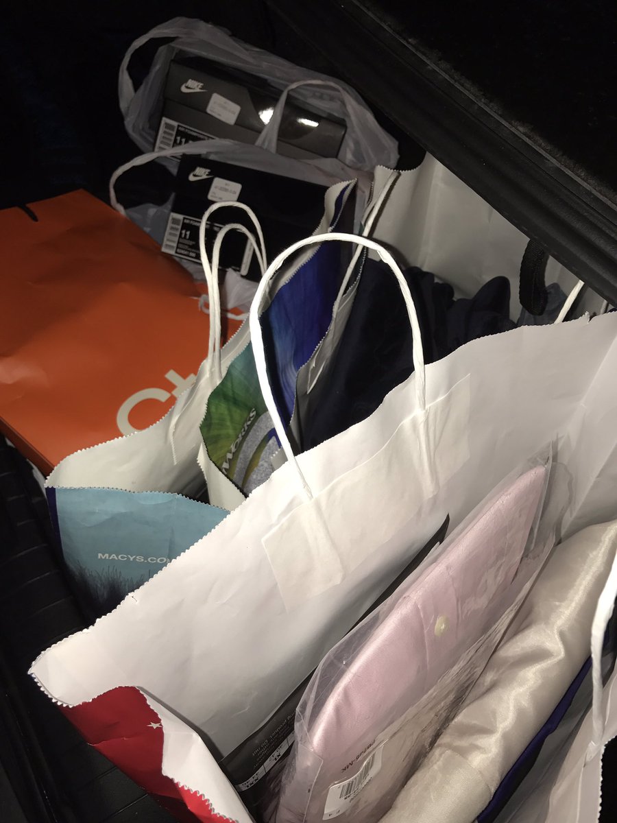 Ciskymorrison's tweet photo. Round 3#christmas shopping my circle #everybodyeats #provider #lovetogiveback #happythankgiving #betruetothosearetruetoyou #keephaten https://t.co/ltfuzkNDps