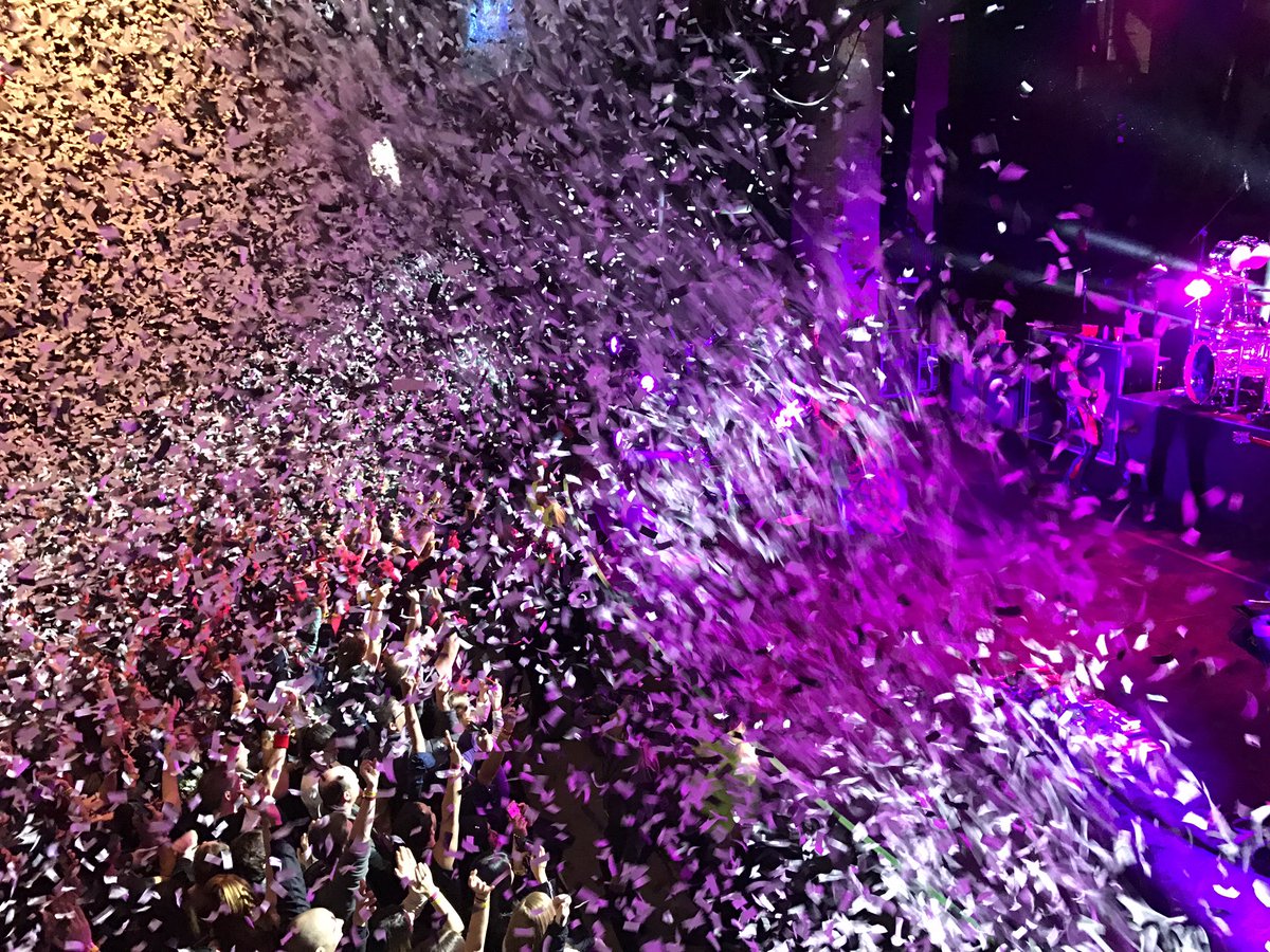 thepointsguy's tweet photo. Thankful for talented musicians, like the beautiful @AmyLeeEV. The @evanescence show last night was off the charts 🤘🏼 https://t.co/xXLbSBmTfn