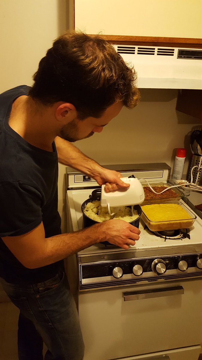 iamkinman's tweet photo. I love a man that knows his way around the kitchen 👌 #ThanksgivingSolutions https://t.co/HRROsYDJsY