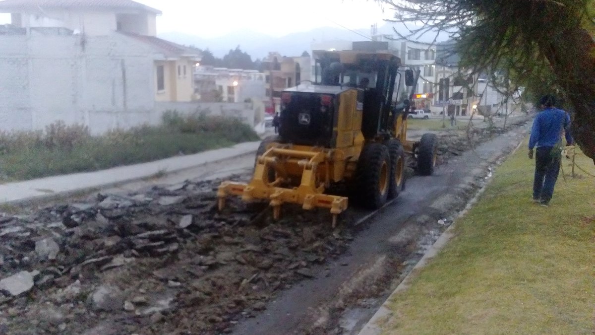 Josepaladines's tweet photo. Empiezan trabajos para el asfaltado de la Av. Reinaldo Espinoza sector @nacionaldeloja , @MunicipioDeLoja. https://t.co/ZG8lXNNL9p