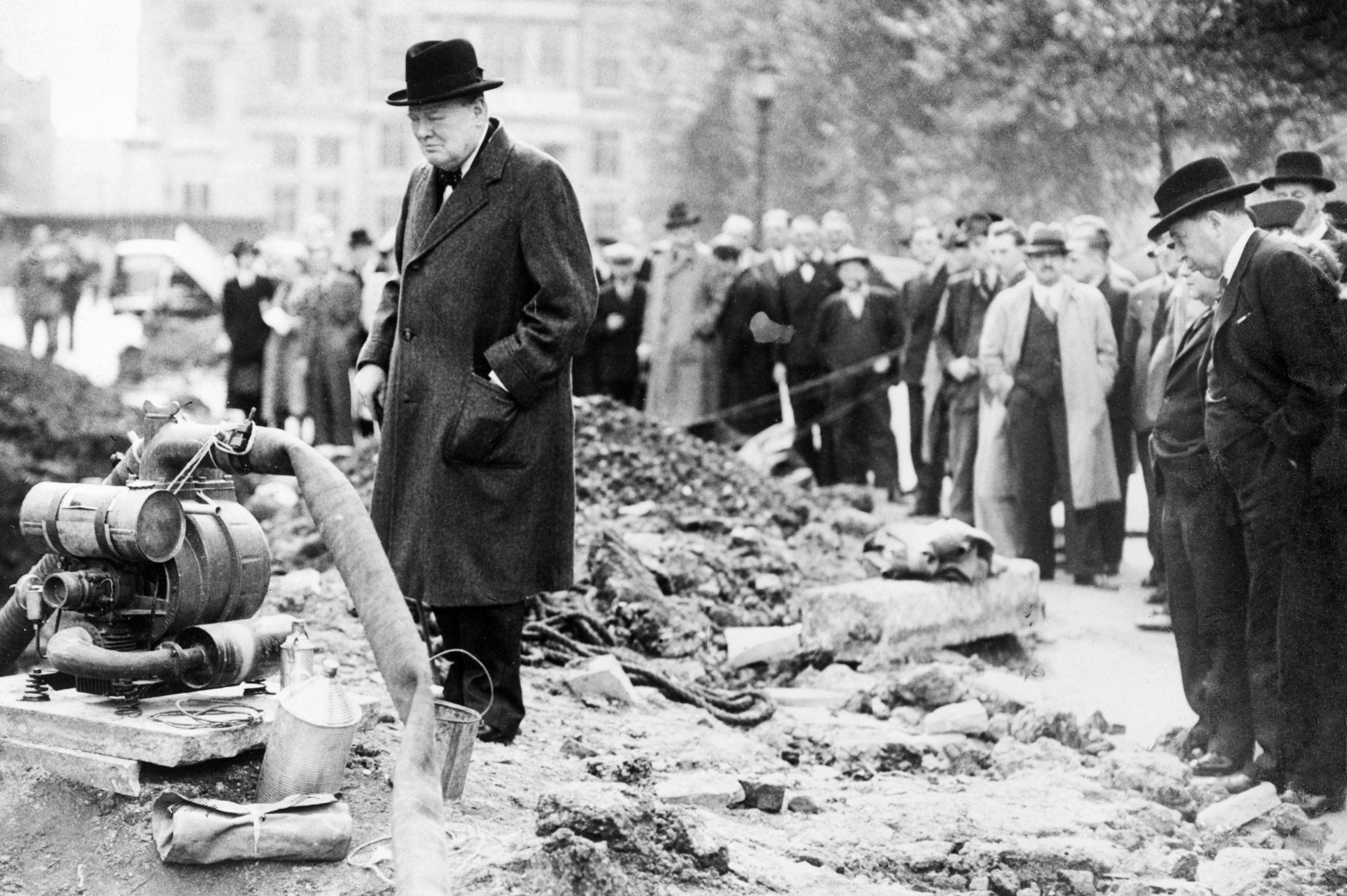 Великобритания во времена второй мировой. Уинстон Черчилль 1940 Лондон. Бомбардировка Лондона 1940. Черчилль в разбомбленном Лондоне. Бомбежка Лондона в 1940.