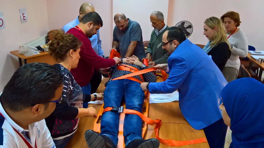 #ICRC's "Emergency Trauma Course" at Jinan University (Day 2): Dealing with a serious injury with minimal tools. #TripoliLB #Lebanon