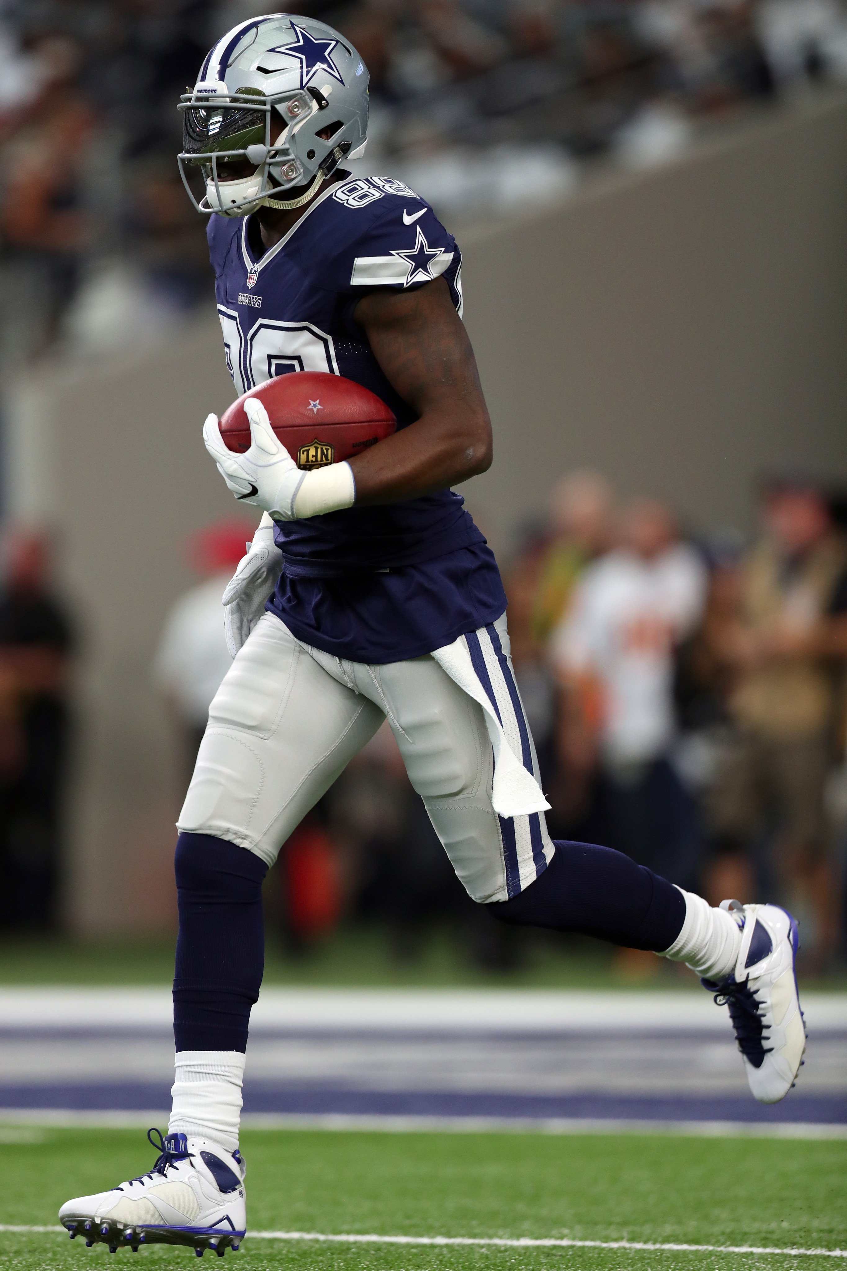 Does Dez Bryant Have the Best Air Jordan Cleats in the NFL?