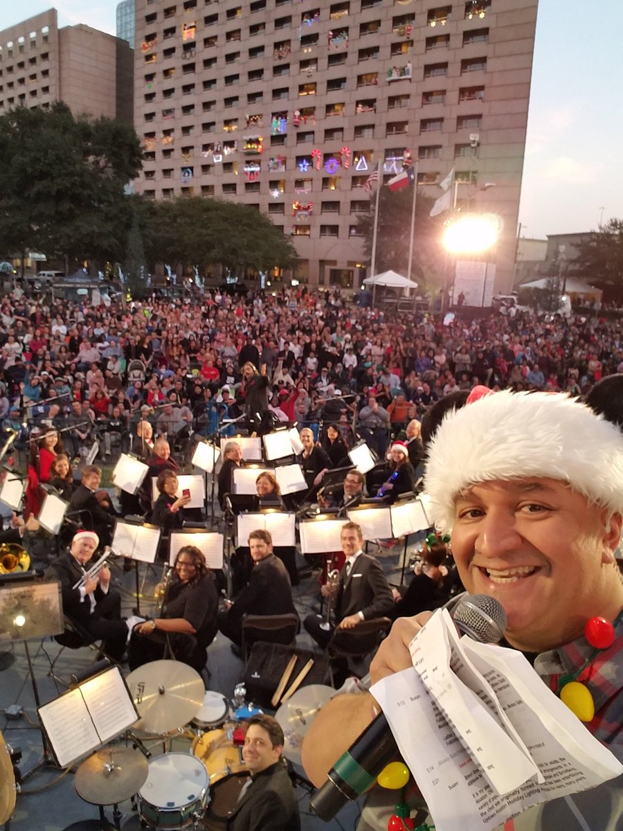 daveBackstageOL's tweet image. LIVE FROM THE STAGE! @UptownHouston #UptownLighting #HowToHouston