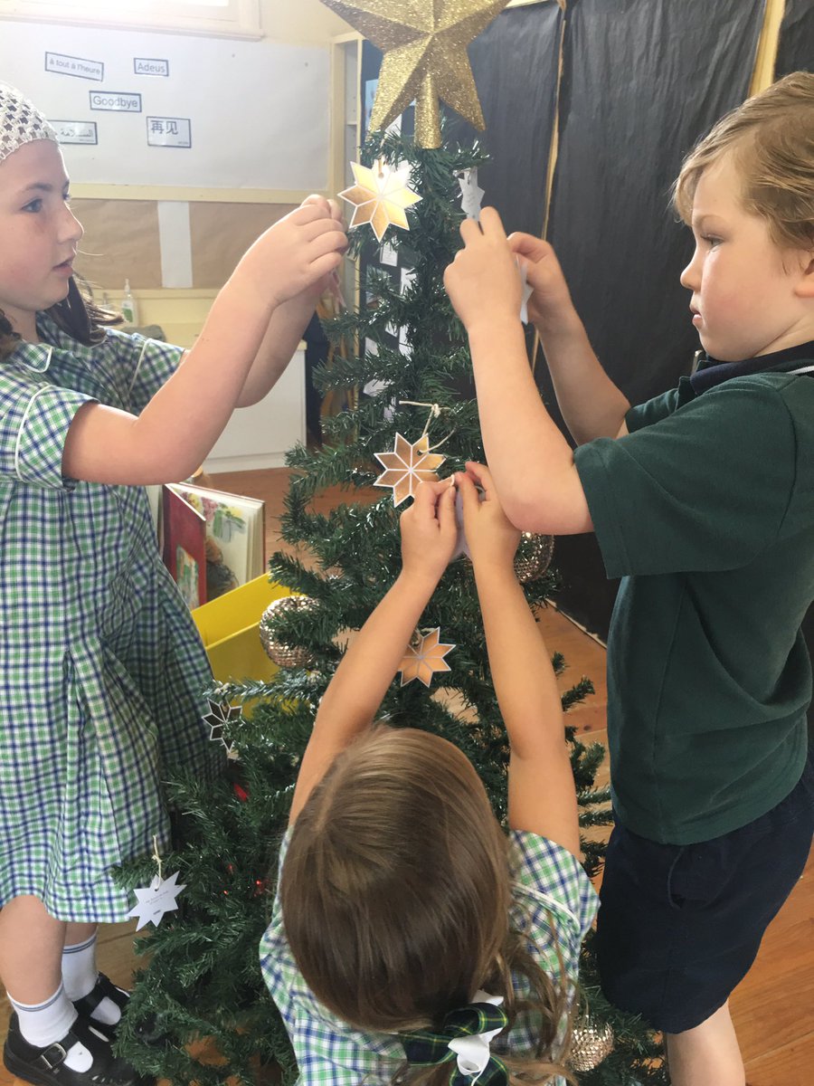 TGCPrepA's tweet photo. Decorating the Christmas tree!! https://t.co/KdOo6LfPxt