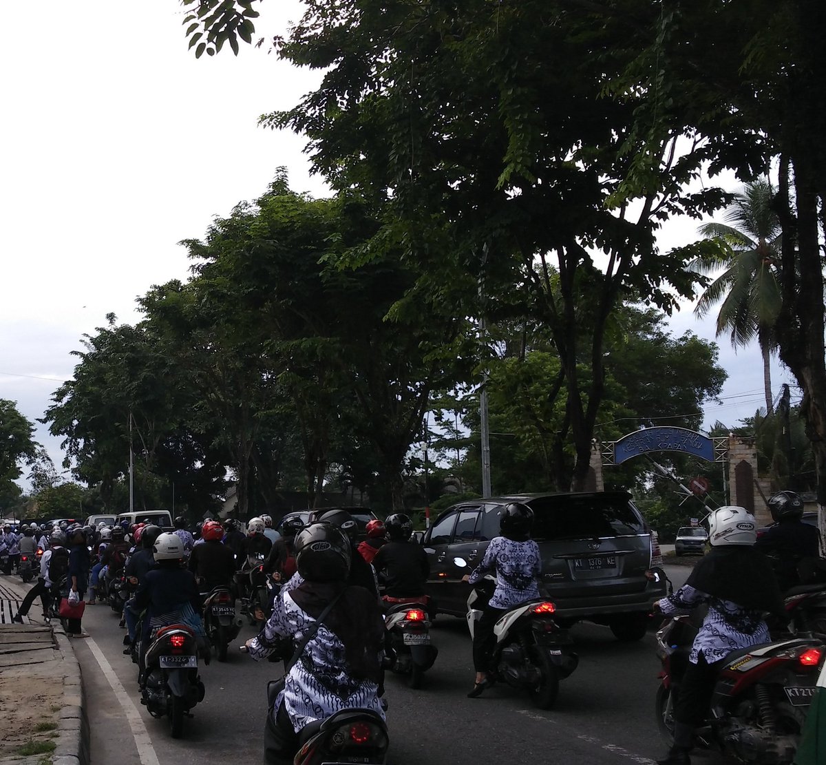 #lalinbpn jln jend sudirman arah Lap SPN macet, karena akan diadakan upacara PGRI di lap SPN #harigurunasional