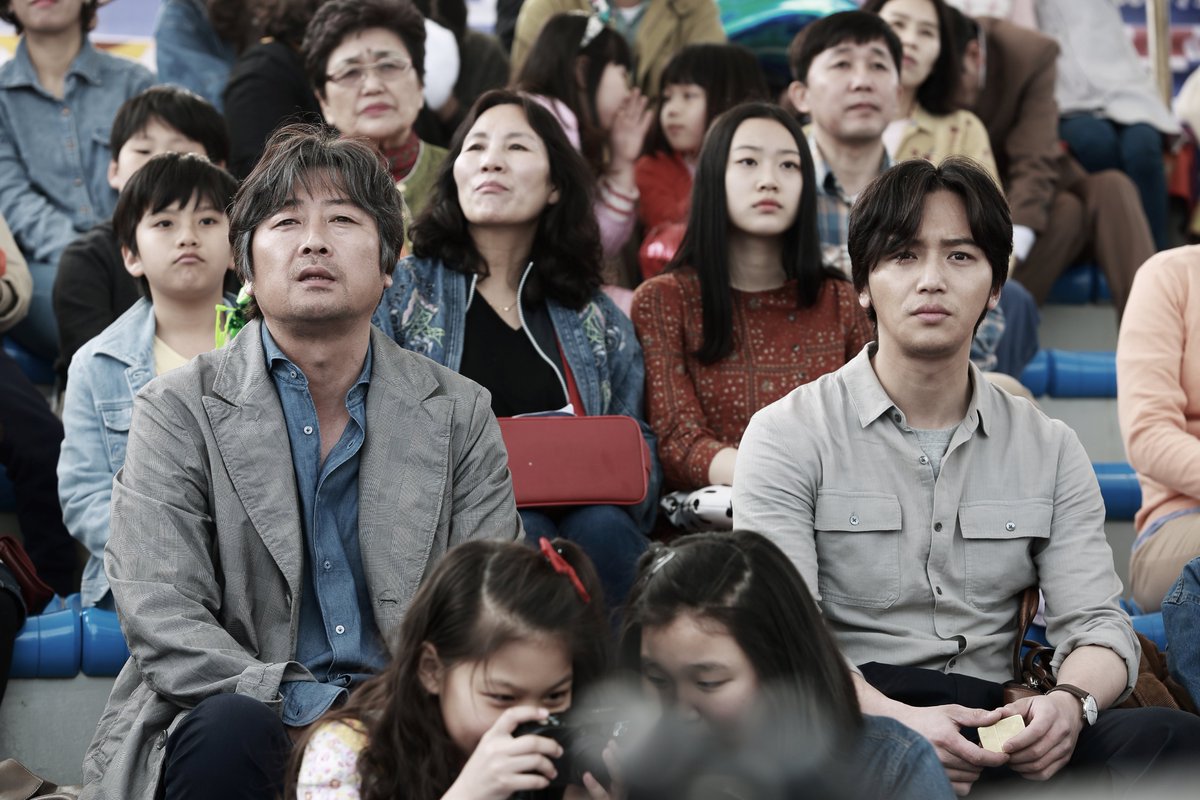 배우 김윤석,변요한 주연 영화 #당신거기있어줄래요촬영지 #거제씨월드 속에서 영화의 한 장면이네요. 배우들의 온기가 남아있는 관람석으로...