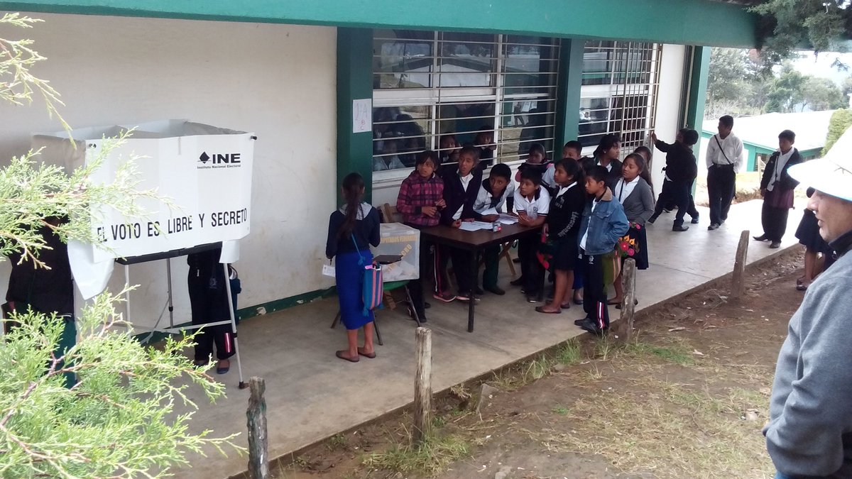 FernandoZFranco's tweet photo. Elección escolar con jóvenes indígenas tsotsiles en Rincon Chamula, Pueblo Nuevo. Aprendiendo la importancia del voto #IneChiapas Dtto 02 https://t.co/tOx6oNO8pi