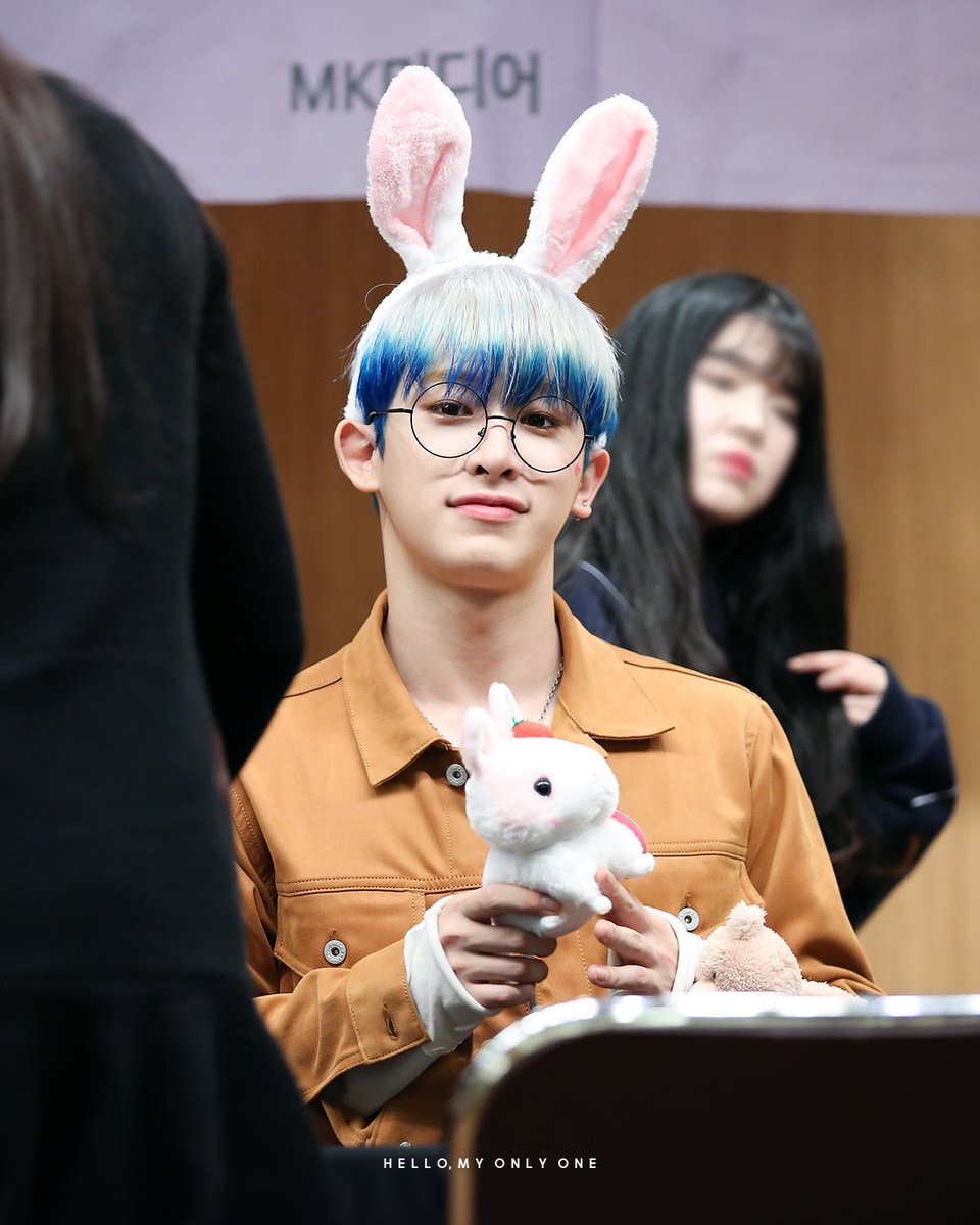 wonho_save's tweet photo. 안경 요정이 나타나셔따 ,, 다들 길을 비켜주세요 ㅠㅠㅠㅠㅠㅠㅠㅠㅠㅠㅠㅠ https://t.co/Ep4JED1VCd